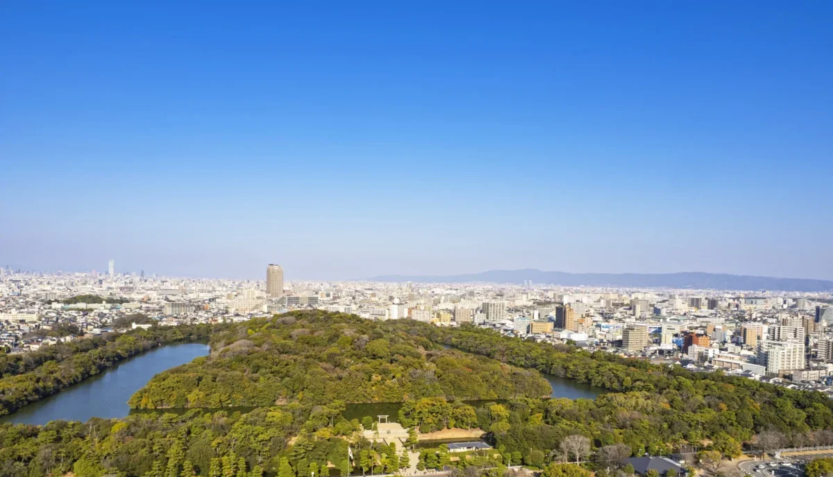 仁徳天皇陵古墳と大仙公園周辺を望む堺市街地